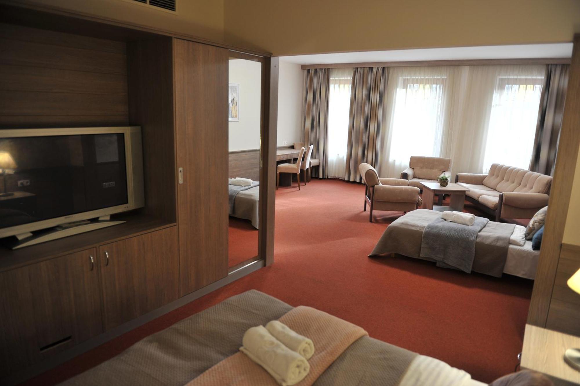 Hotel Harom Gunar Kecskemét Exterior foto